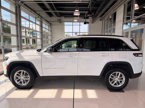 Used 2024 Jeep Grand Cherokee Laredo X w/ Luxury Tech Group I AWD/4WD image 3