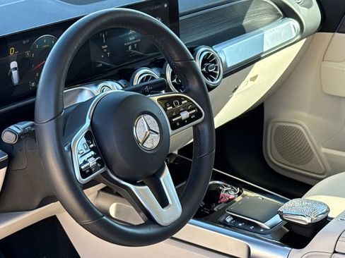 Used 2022 Mercedes-Benz GLB 250 GLB 250 image 18