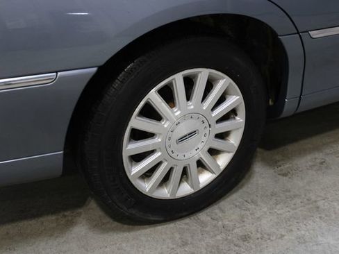 Used 2003 Lincoln Town Car Signature image 22