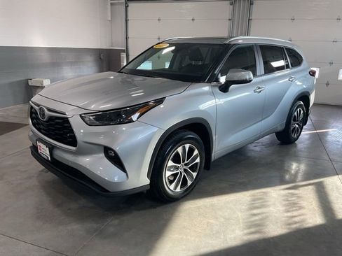 Used 2023 Toyota Highlander XLE image 3