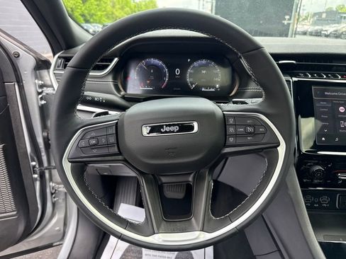 Used 2025 Jeep Grand Cherokee Laredo X w/ Luxury Tech Group I AWD/4WD image 14