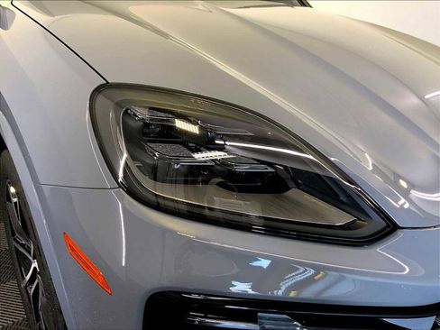 Certified 2026 Porsche Cayenne AWD/4WD image 12
