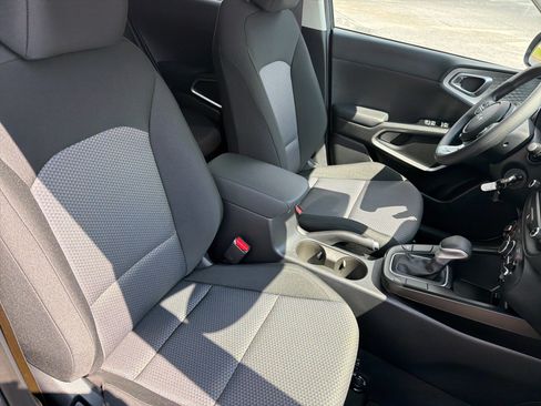 Used 2025 Kia Soul LX w/ LX Technology Package FWD image 35