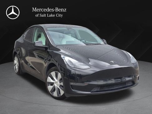 Used 2024 Tesla Model Y Long Range AWD/4WD image 1