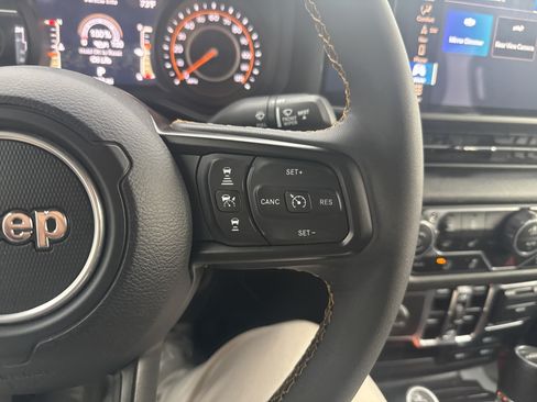 Used 2024 Jeep Gladiator Sport AWD/4WD image 19