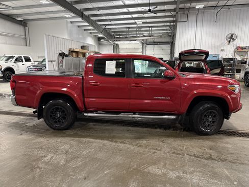 Used 2022 Toyota Tacoma SR5 AWD/4WD image 3