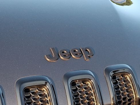 Used 2017 Jeep Cherokee Sport FWD image 8