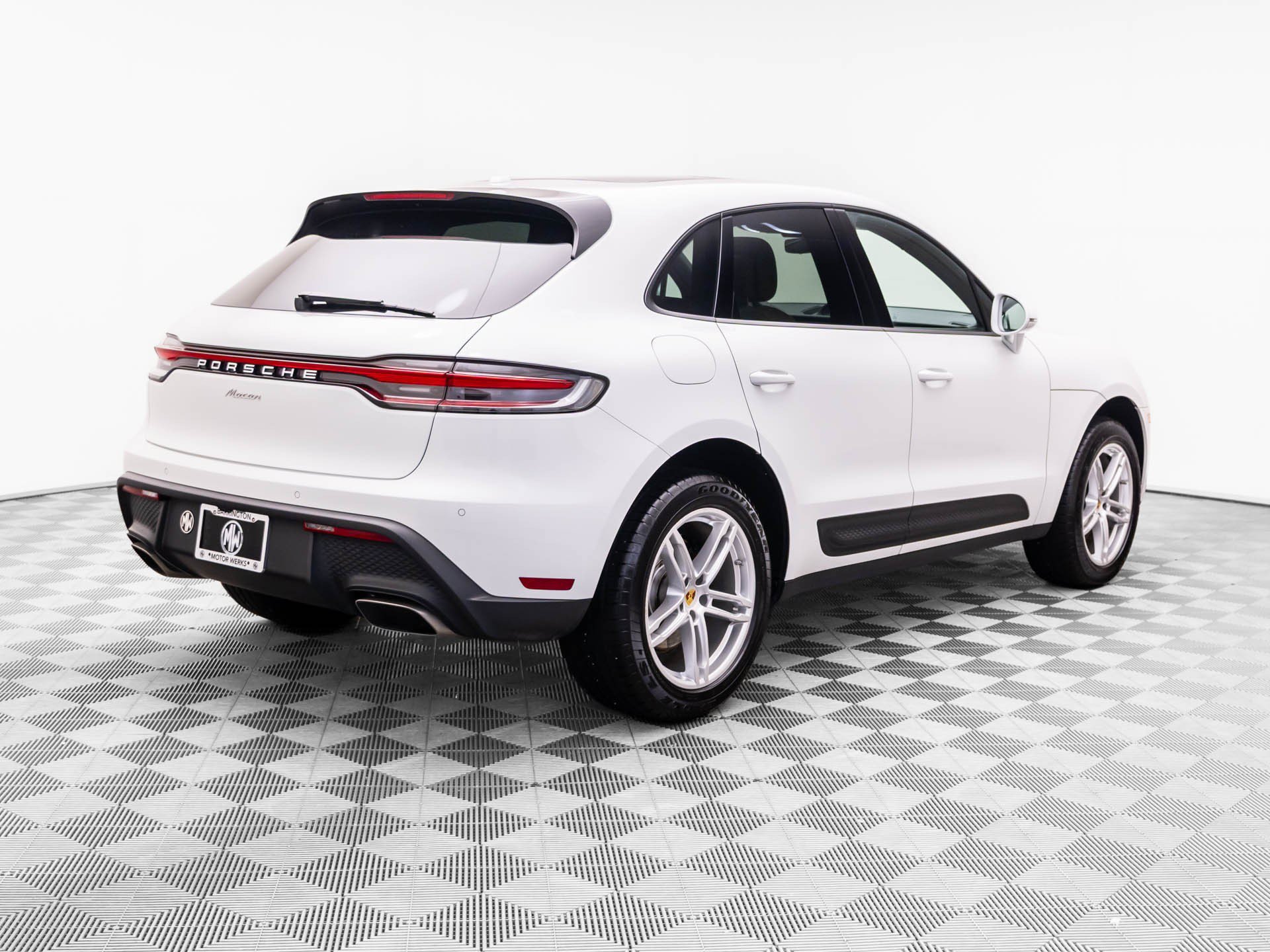 Certified 2023 Porsche Macan AWD/4WD image 8