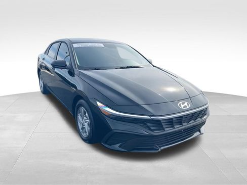 Used 2026 Hyundai Elantra SE FWD image 2