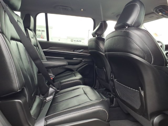 Used 2023 Jeep Grand Cherokee L Limited AWD/4WD image 12