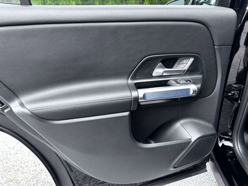 Used 2025 Mercedes-Benz GLB 250 4MATIC image 28