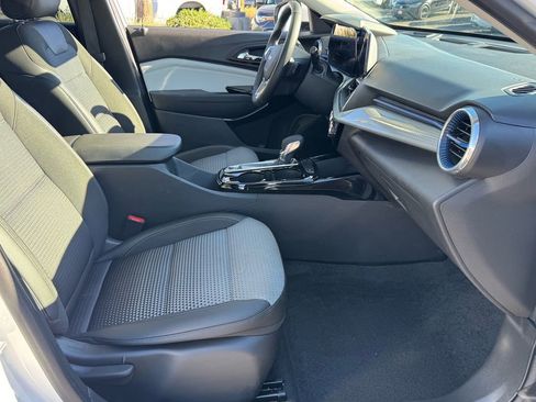 Used 2025 Chevrolet Trax LT w/ LT Convenience Package image 21