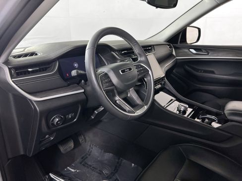 Used 2023 Jeep Grand Cherokee Limited w/ Black Appearance Package image 9