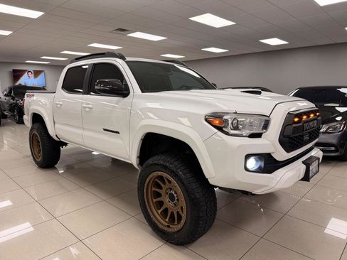 Used 2019 Toyota Tacoma TRD Sport w/ Technology Package image 3