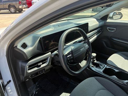 Used 2025 Kia K4 LXS image 36