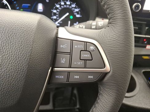 Used 2026 Toyota Sienna XLE FWD image 18