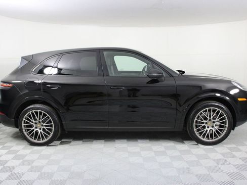 Certified 2023 Porsche Cayenne Platinum Edition image 8