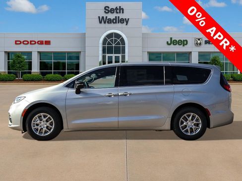 New 2026 Chrysler Pacifica Select image 4