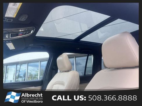 Used 2025 Jeep Grand Cherokee Limited AWD/4WD image 30
