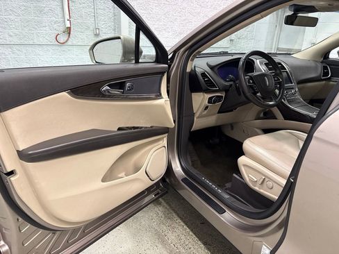 Used 2019 Lincoln Nautilus Select AWD/4WD image 12