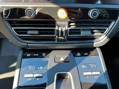 Certified 2026 Porsche Macan AWD/4WD image 22