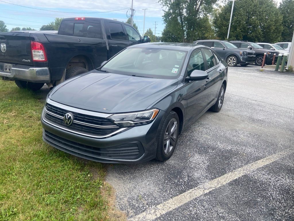 Used 2024 Volkswagen Jetta SE FWD image 3