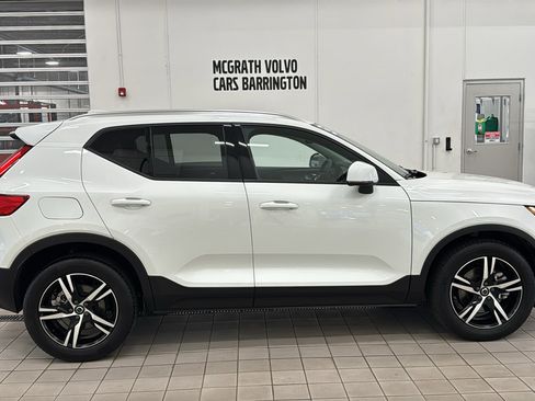 Used 2023 Volvo XC40 B5 Core w/ Convenience Package AWD/4WD image 4