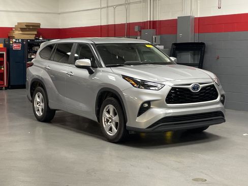 Used 2023 Toyota Highlander LE image 2