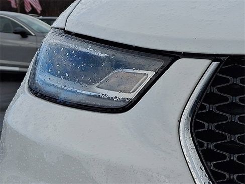 Used 2023 Chrysler Pacifica Touring-L image 9