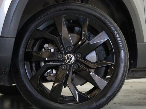 Used 2022 Volkswagen Taos SE image 3