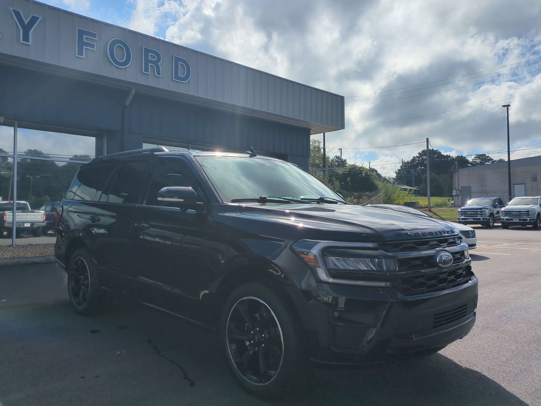 Used 2023 Ford Expedition Limited RWD image 3