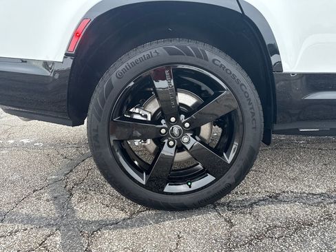 New 2025 Land Rover Defender 130 X-Dynamic SE image 23