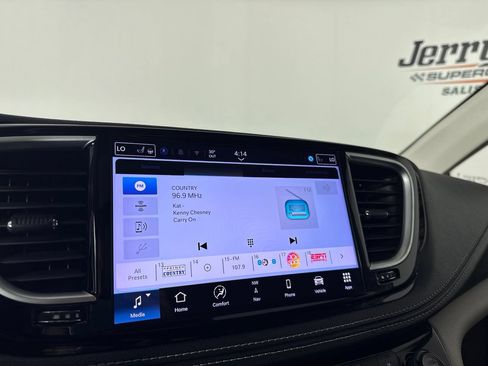 Used 2024 Chrysler Pacifica Limited FWD image 17