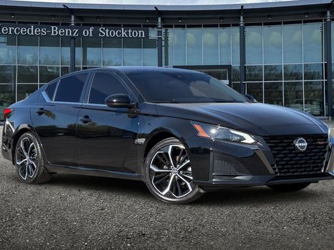 Used 2023 Nissan Altima 2.5 SR w/ SR Premium Package FWD image 1