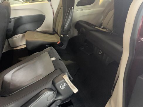 Used 2022 Chrysler Voyager LX image 25