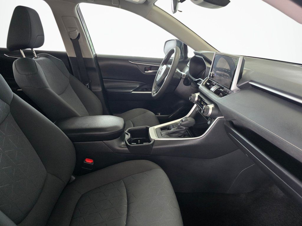 Used 2025 Toyota RAV4 XLE AWD/4WD image 39
