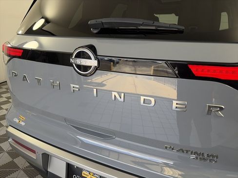 Certified 2024 Nissan Pathfinder Platinum AWD/4WD image 17