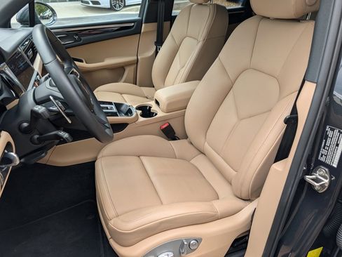 Certified 2025 Porsche Macan image 5