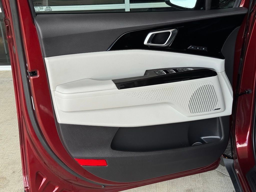 Used 2023 Kia Carnival SX Prestige FWD image 33