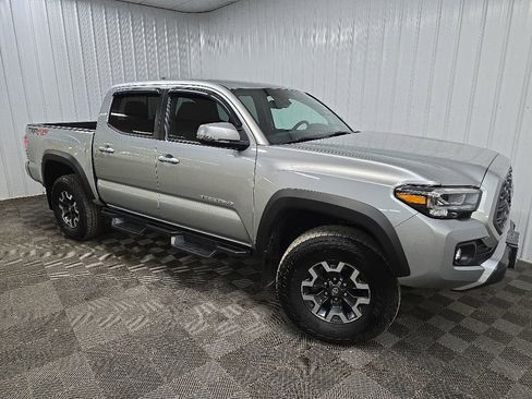 Used 2023 Toyota Tacoma TRD Off-Road w/ Technology Package AWD/4WD image 7