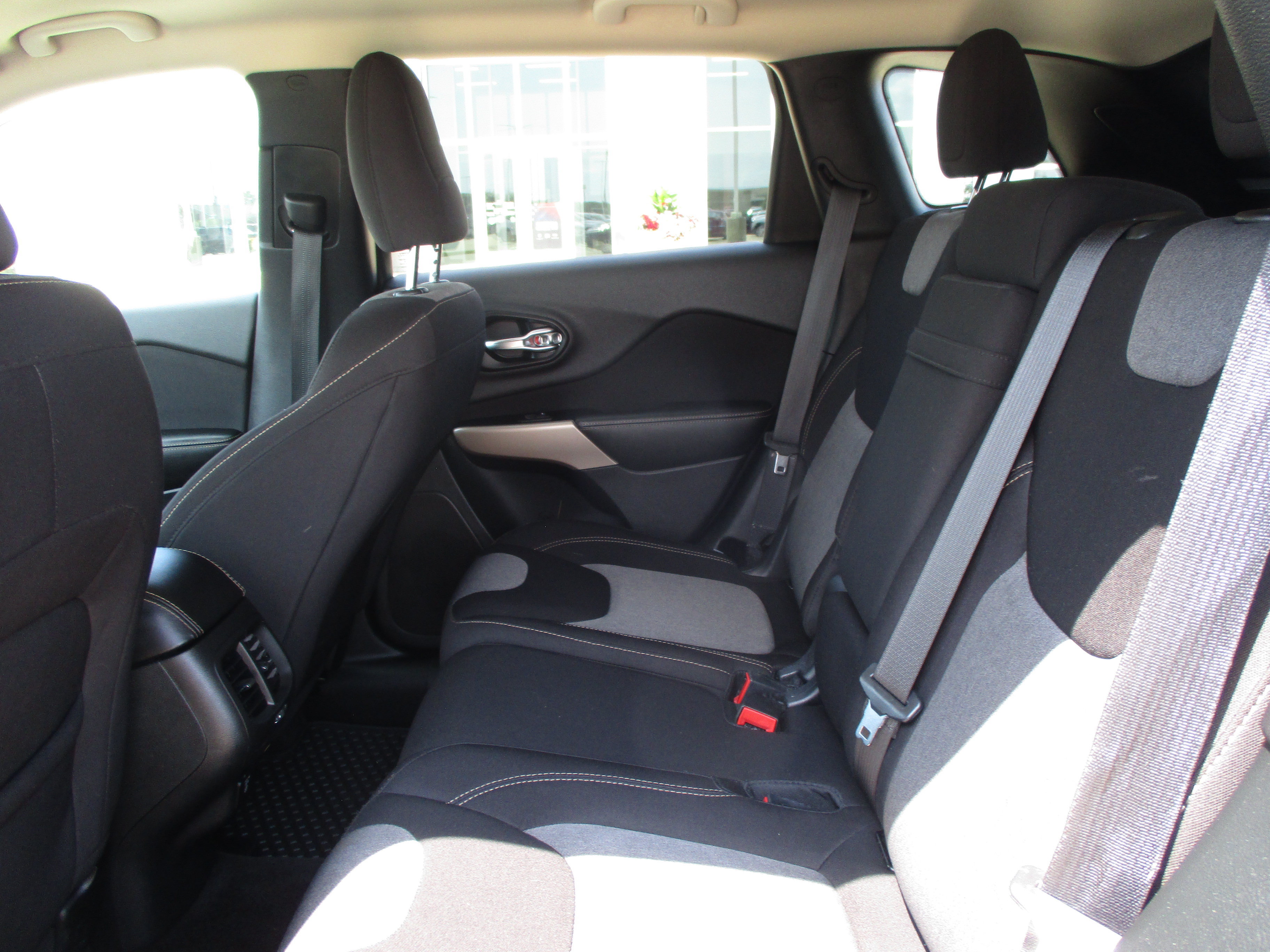 Used 2018 Jeep Cherokee Latitude FWD image 30