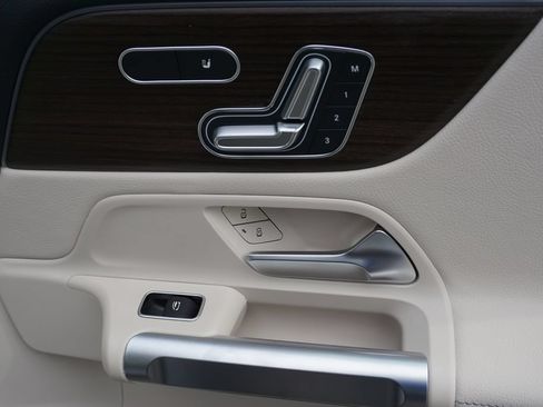 Used 2025 Mercedes-Benz GLB 250 image 61