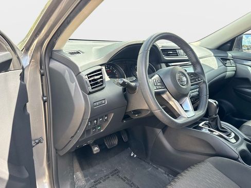 Used 2020 Nissan Rogue SV FWD image 19