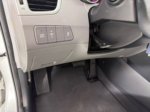 Used 2015 Hyundai Elantra SE FWD image 14