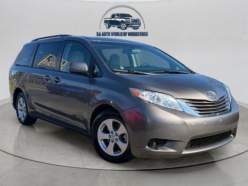 Used 2016 Toyota Sienna LE image 2
