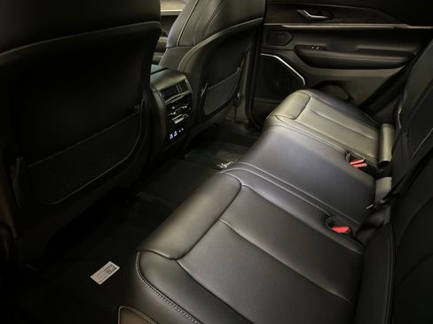 New 2025 Jeep Grand Cherokee Limited w/ Black Appearance Package image 11