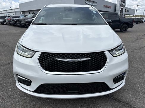 New 2026 Chrysler Pacifica Select image 2