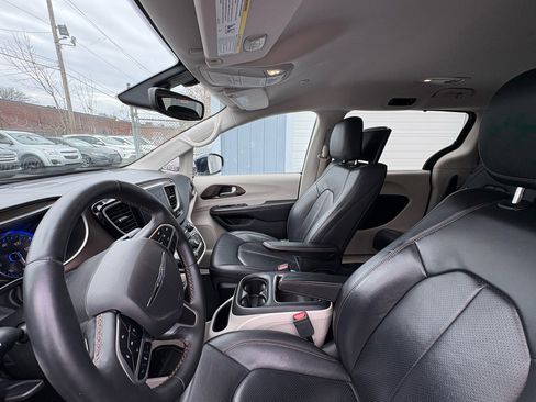 Used 2017 Chrysler Pacifica Touring-L Plus image 9