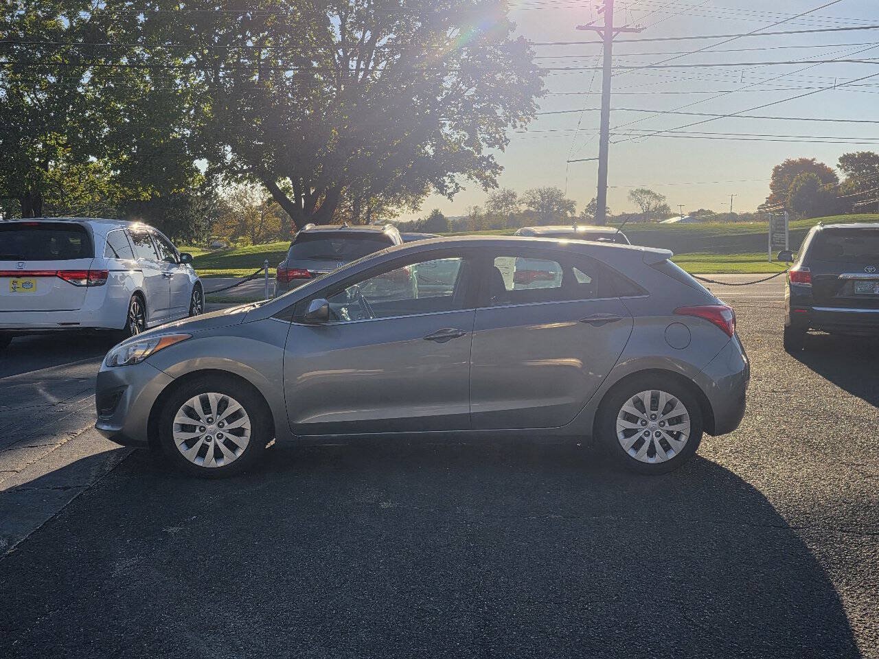 Used 2017 Hyundai Elantra GT FWD image 5