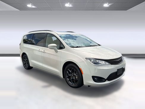 Used 2020 Chrysler Pacifica Touring-L Plus w/ S Appearance Package FWD image 7